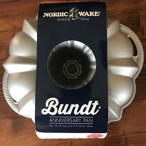 *NWT* Bundt Baking Pan